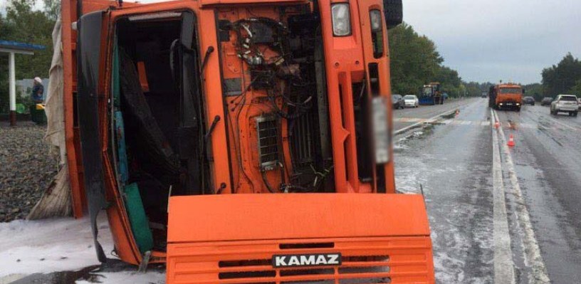В Омске грузовик, груженный щебнем, врезался в «Газель»: пятеро человек пострадали — ФОТО