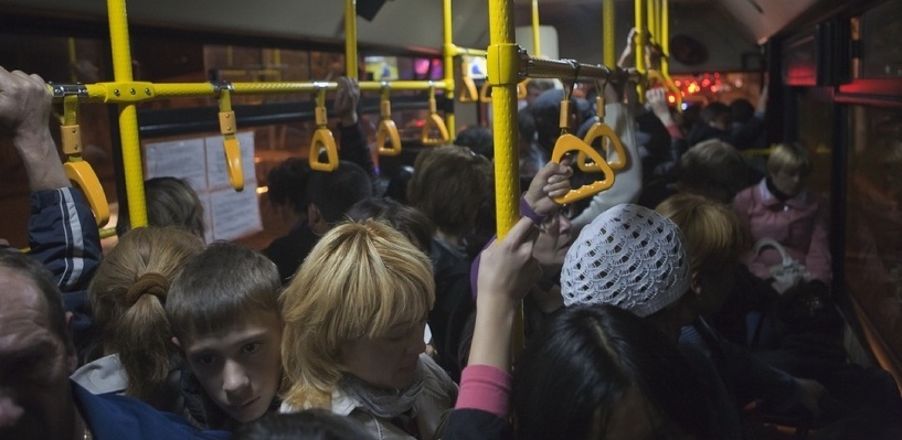 Департамента транспорта Омска беспокоится за детей и старушек, падающих в автобусах