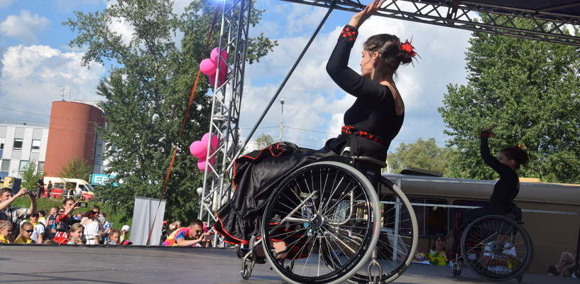 Омички станцевали «Кармен» на инвалидных колясках: видео