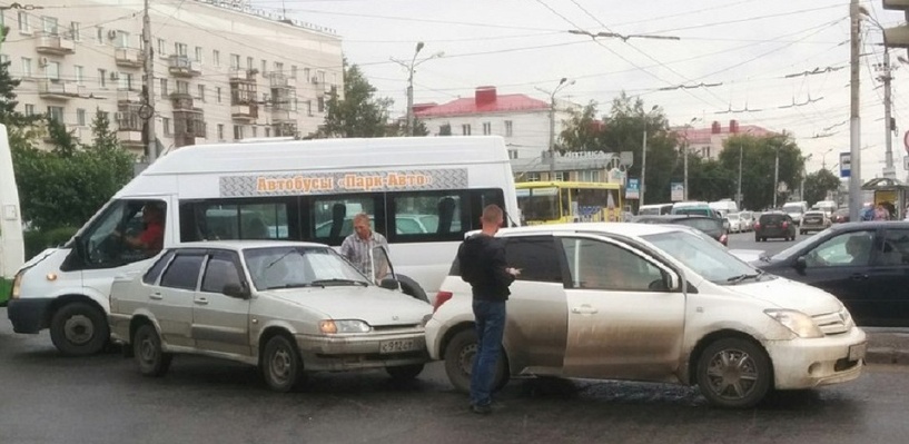 Центр Омска встал в огромной пробке из-за небольшого ДТП