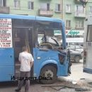 В центре Омска маршрутка врезалась в троллейбус