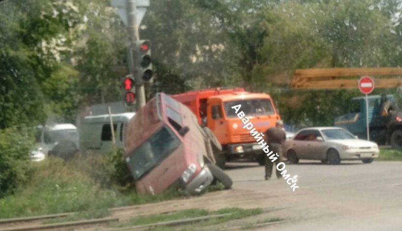 В Омске «УАЗ» угодил колесом в кювет, навалившись на светофор