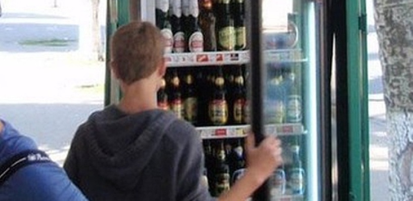 В Омске завели уголовное дело на продавщицу, которая продавала подросткам пиво
