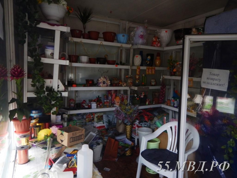 В Омской области подросток ограбил цветочный магазин, чтобы подарить девушке розы