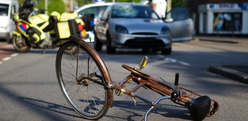 В Омске экстремал-велосипедист едва не погиб под колесами иномарки- ВИДЕО