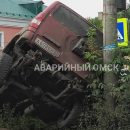 В Омске «УАЗ» угодил колесом в кювет, навалившись на светофор