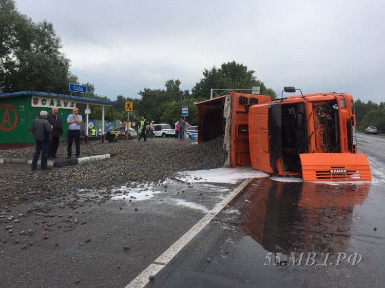 В Омске грузовик, груженный щебнем, врезался в «Газель»: пятеро человек пострадали — ФОТО