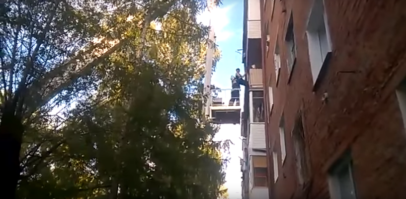Парня, чуть не сорвавшегося с балкона многоэтажки в Омске, запер в квартире брат
