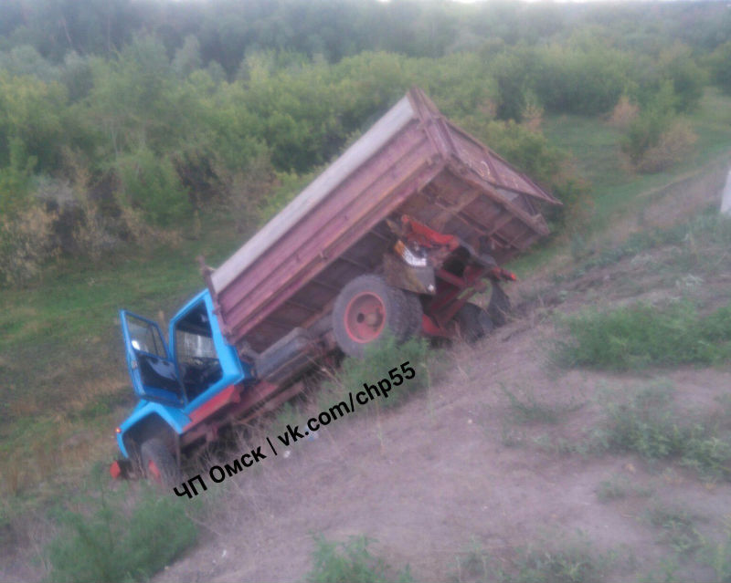 В Омске после ДТП с «КамАЗом» грузовик улетел с Ленинградского моста