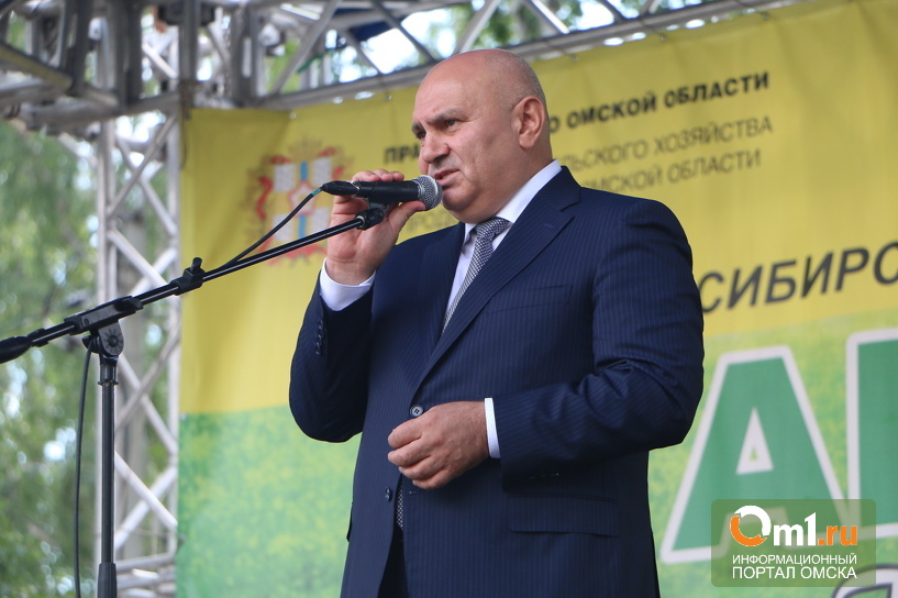 Заместителя министра сельского хозяйства Хатуова не смутил омский ливень- ФОТО