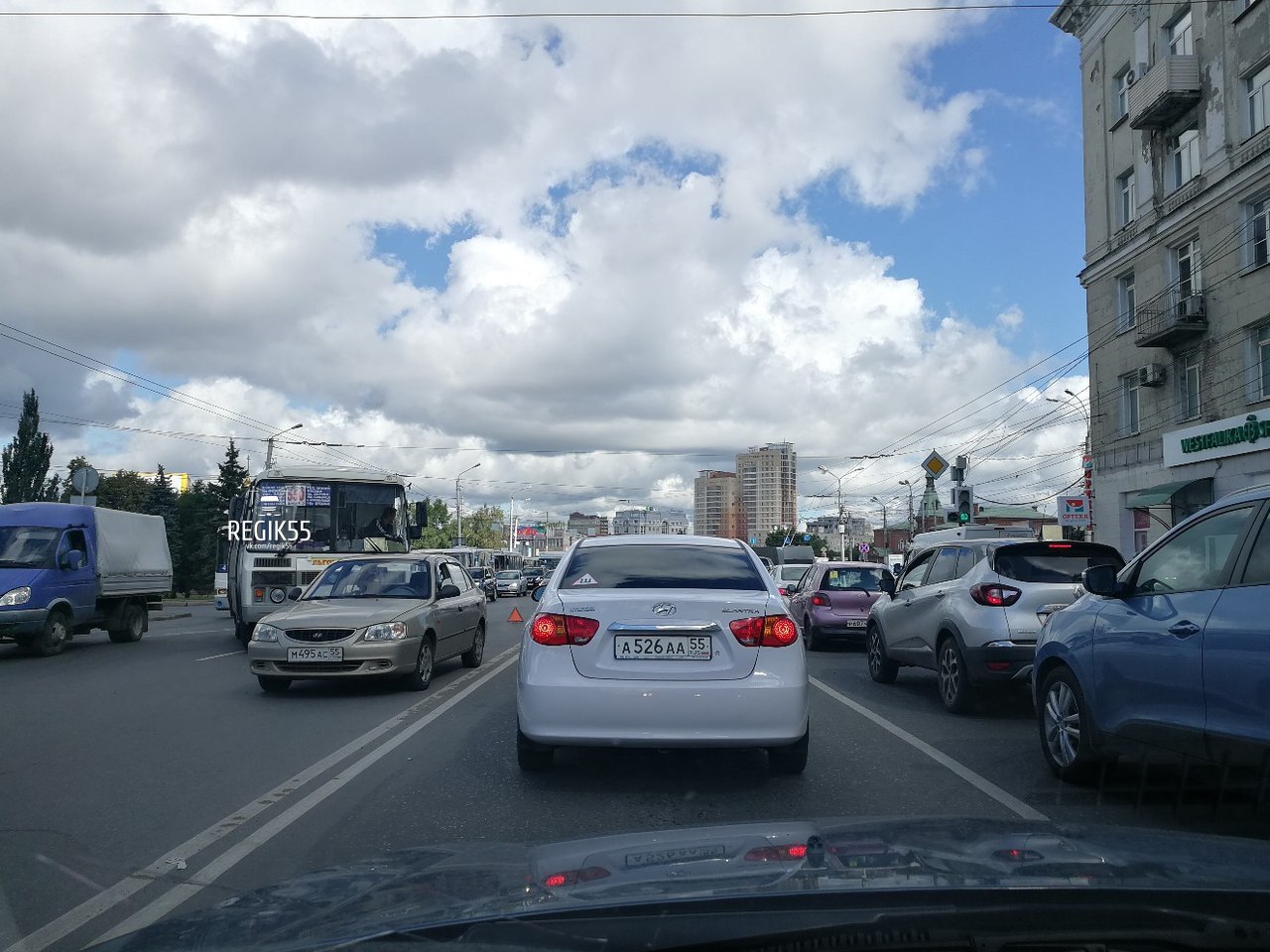 Из-за касания автобуса и иномарки в центре Омска образовалась гигантская пробка
