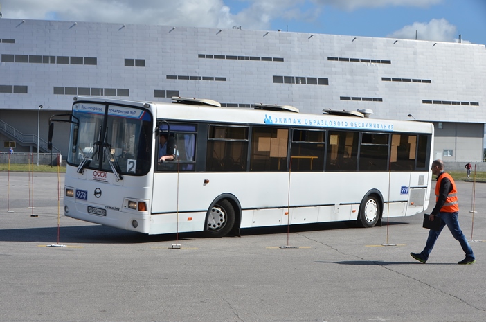Водители автобусов устроили дрифт у «Арены Омск»
