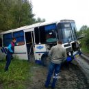 В Муромцевском районе рейсовый автобус из-за грязи затянуло в кювет