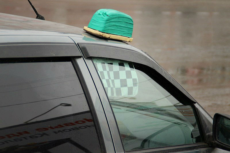 В Омске посадили таксистов, избивших клиента из-за 200 рублей