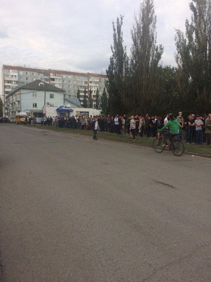 Навальный в Омске: море людей, очереди и автозаки