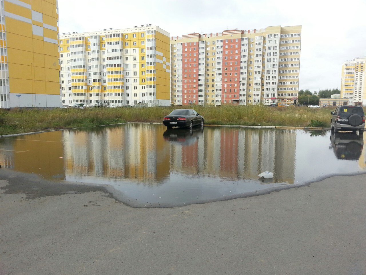 Чкаловское море: омичи обсуждают огромную лужу на парковке