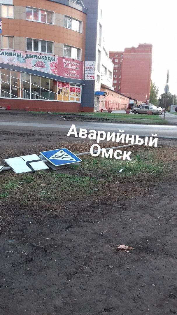 В Омске на Туполева знак пешеходного перехода стал «лежачим»