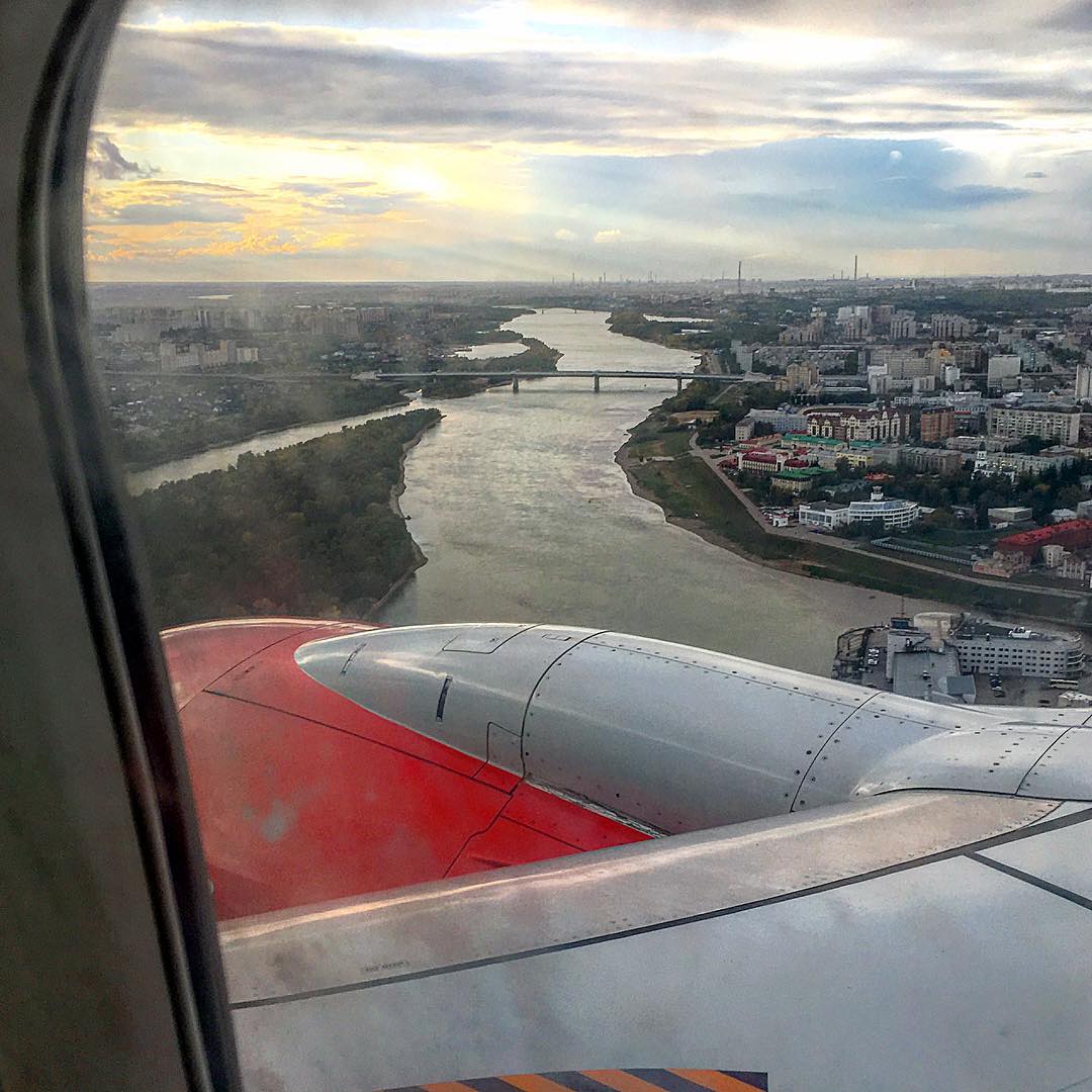 Фото «Иртыш из окна самолета» вызвало дискуссию об отъезде из Омска