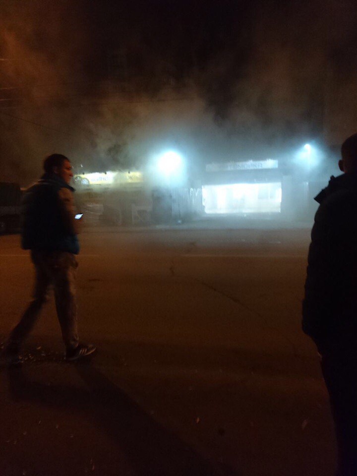 Соцсети: в Омске на Кемеровской горит шиномонтажка