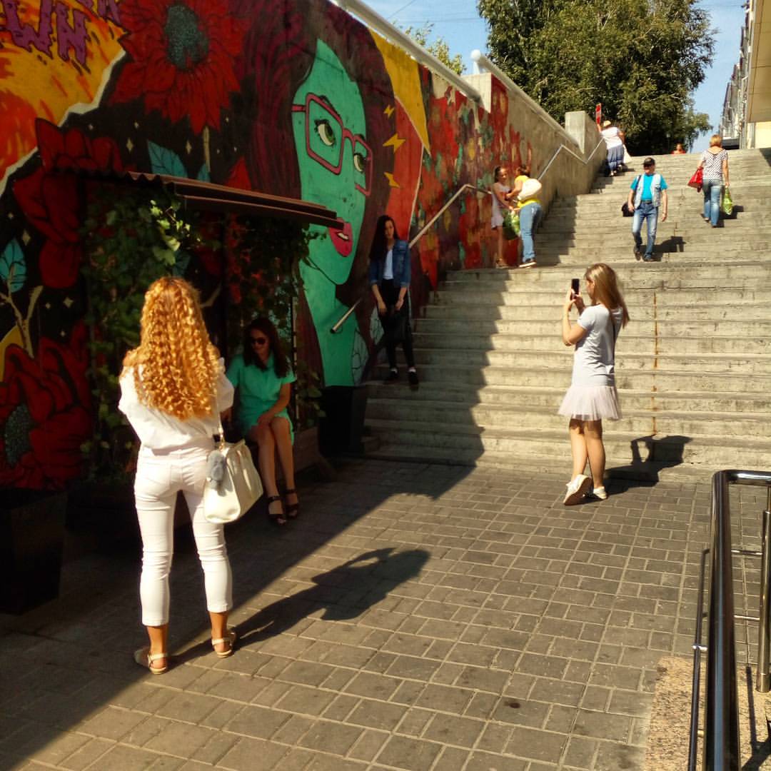 В Омске на Гагарина появилось масштабное граффити