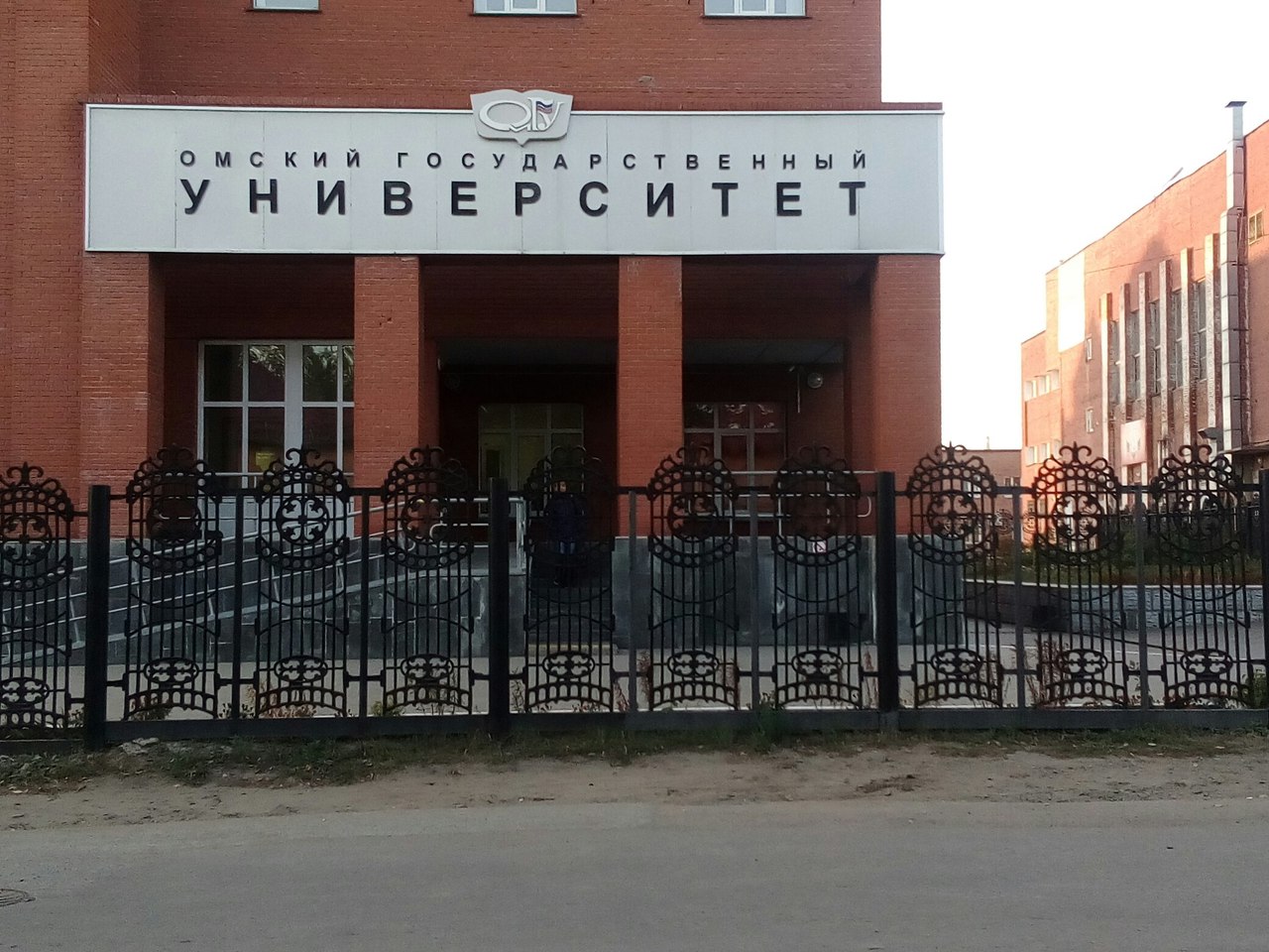 Омские студенты-юристы сделали на тротуаре возле ОмГУ нелегальную парковку