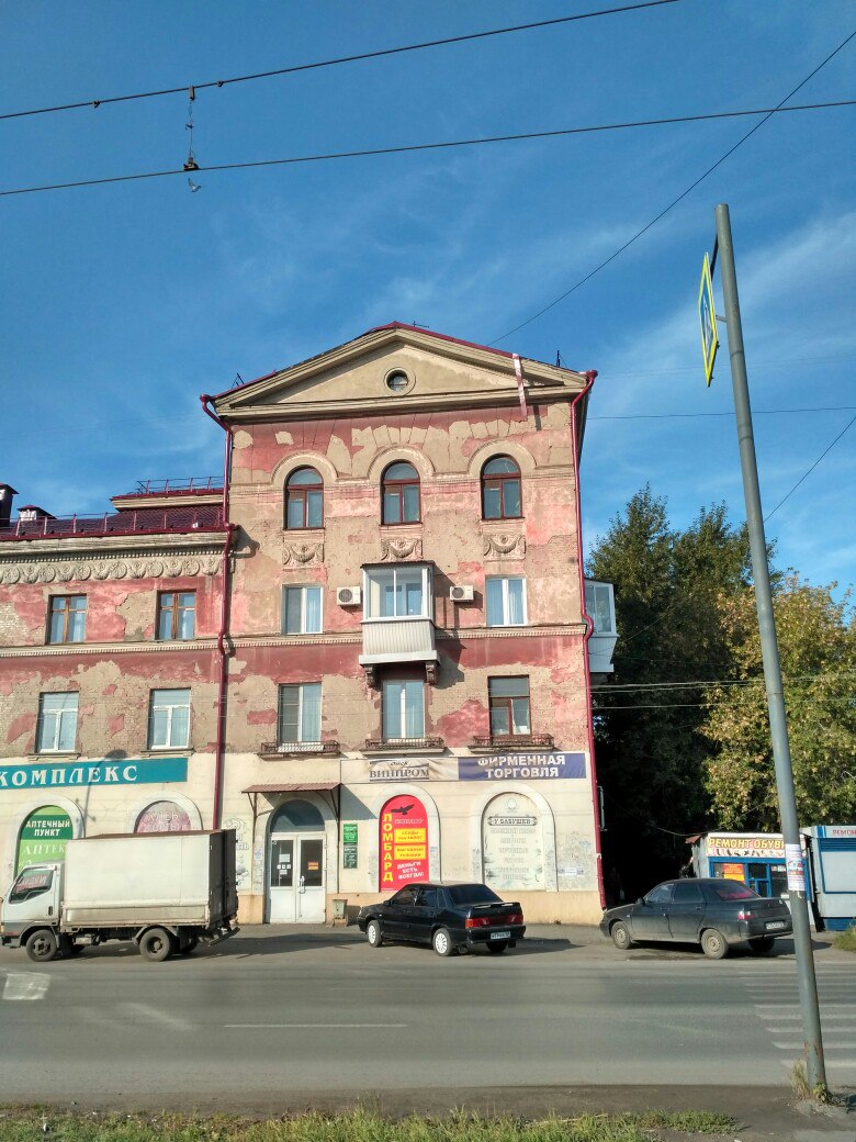 В Омске над ломбардом и винным магазином с крыши вот-вот упадет балка