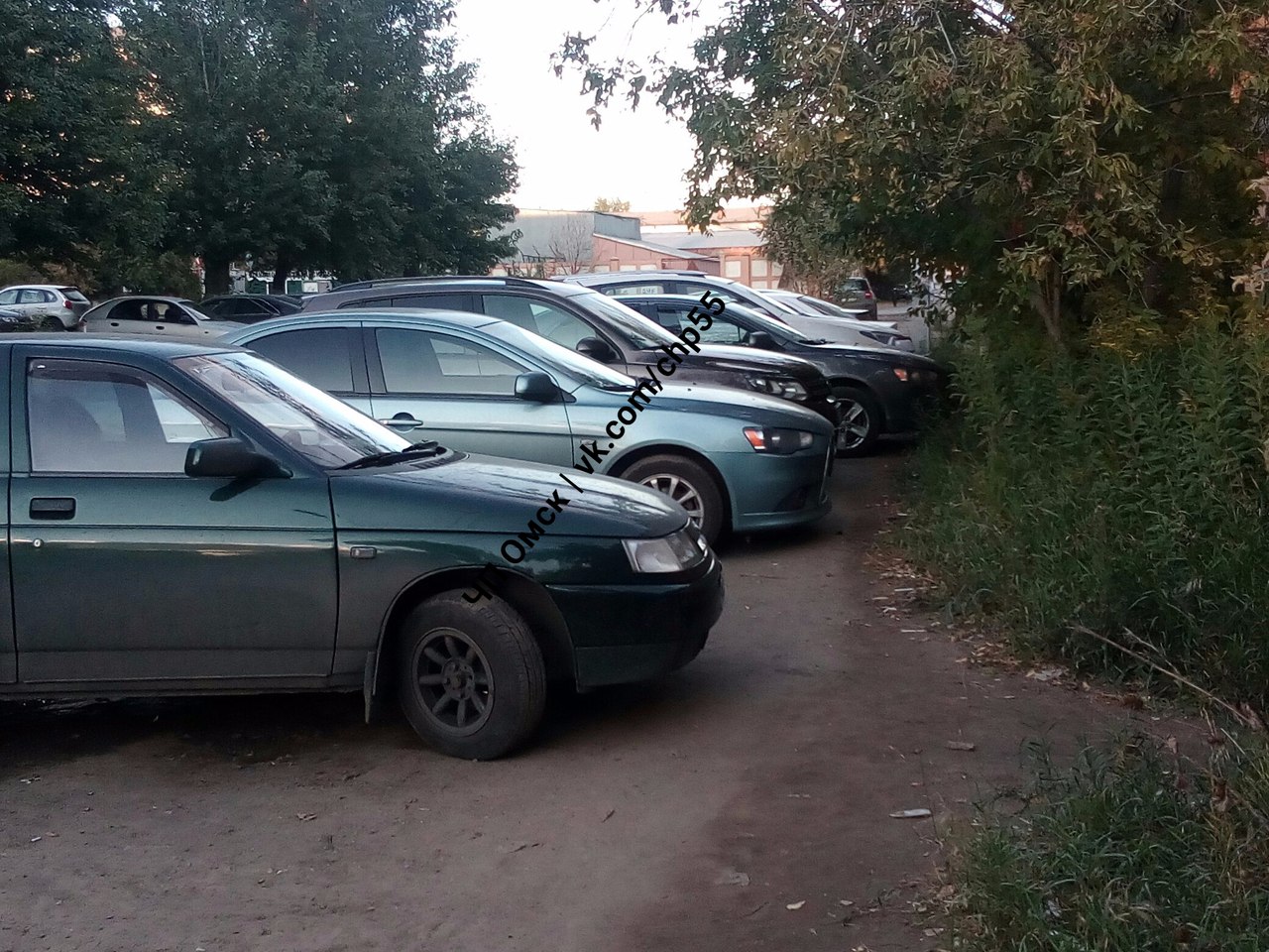 Омские студенты-юристы сделали на тротуаре возле ОмГУ нелегальную парковку