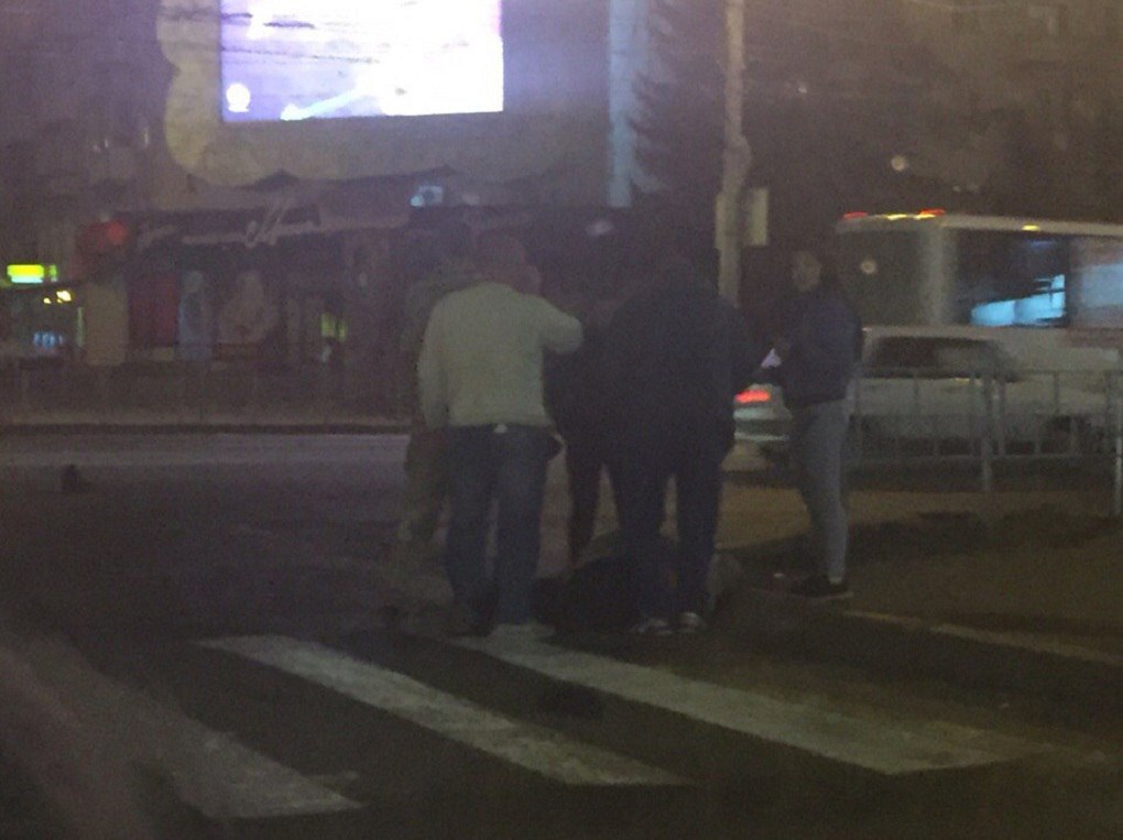 В центре Омска возле «Жемчужины» пешехода сбили на переходе