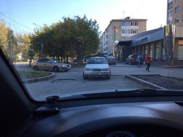 Омская «яжемать» припарковала машину с двумя детьми посреди дороги