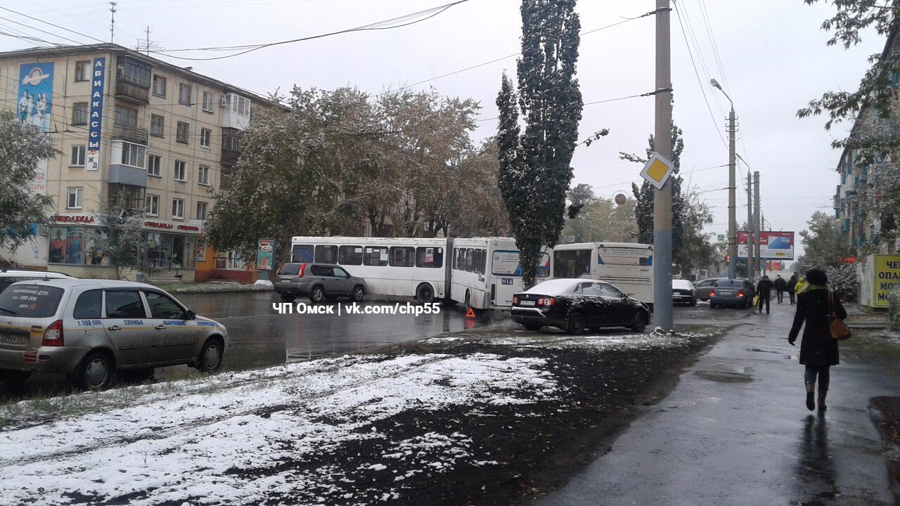 В Омске автобус №12 попал в ДТП и перекрыл улицу Нефтезаводскую