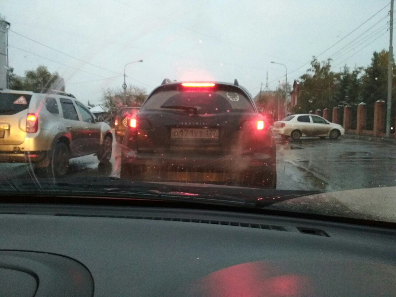 В Омске водитель включил «аварийку» чтобы перевести бабушку через дорогу