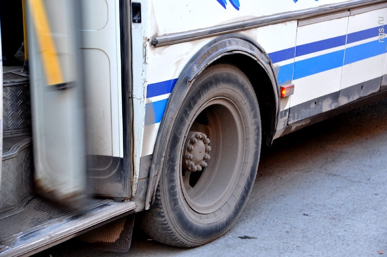 На Красном Пути в Омске взорвалось колесо у автобуса: есть пострадавшая