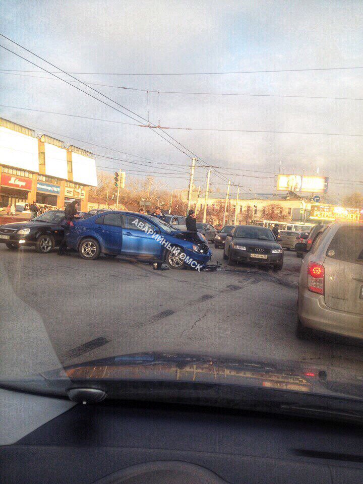 Омичка на Mitsubishi Lancer попала в аварию у ТЦ «Омский» и впала в истерику
