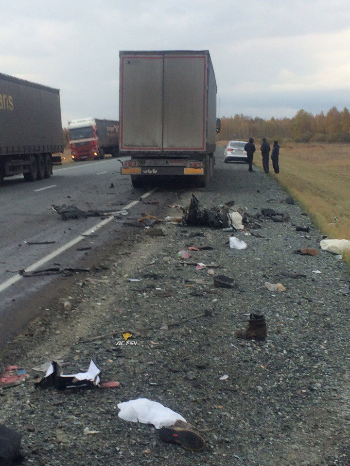 На трассе Омск-Новосибирск смертельное лобовое столкновение Toyota и грузовика