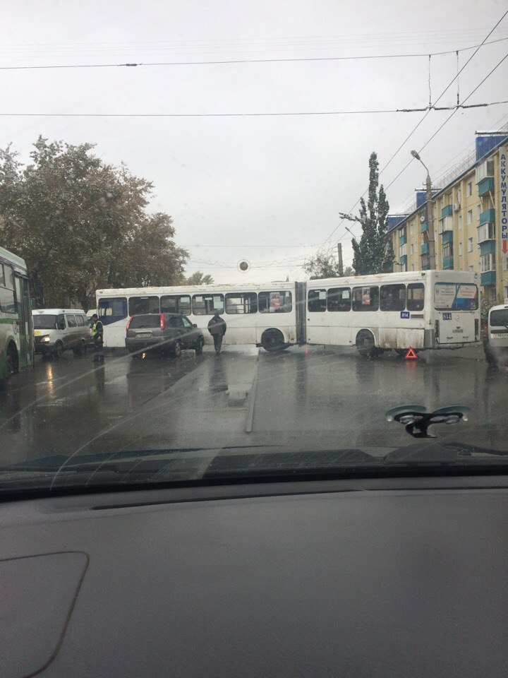 В Омске автобус №12 попал в ДТП и перекрыл улицу Нефтезаводскую