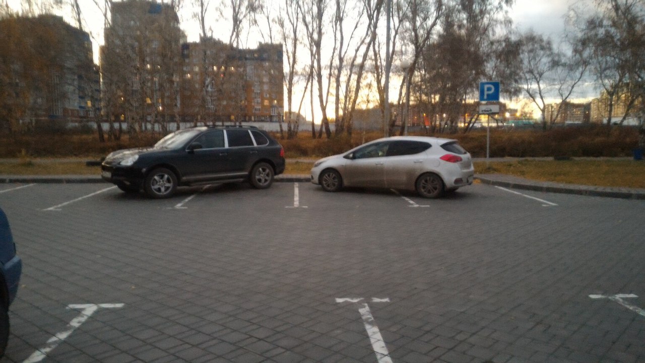Омичи на Конева ставят машины поперек парковки, чтобы застолбить место для своих