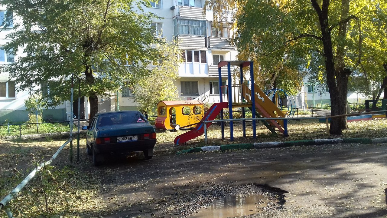 Омич припарковался под горкой на детской площадке
