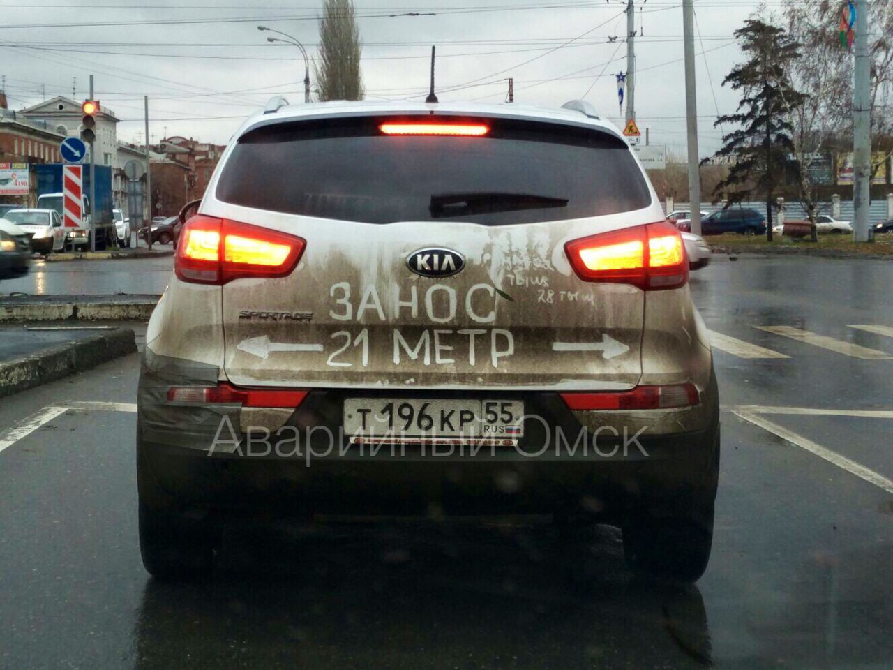По Омску ездит машина с надписью «занос 21 метр»