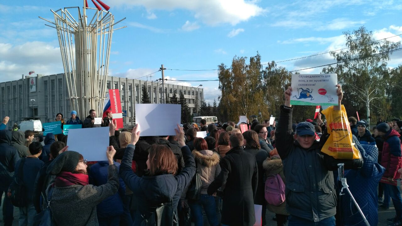 «Отвалите от Навального»: более 400 оппозиционных омичей собрались на «гуляние» в гайд-парке