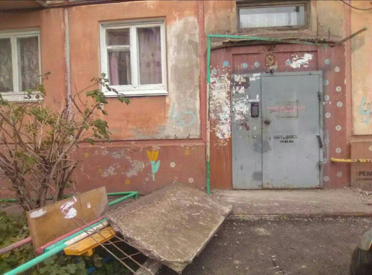 В Омске на Космической обрушился козырек подъезда и вывеска аптеки
