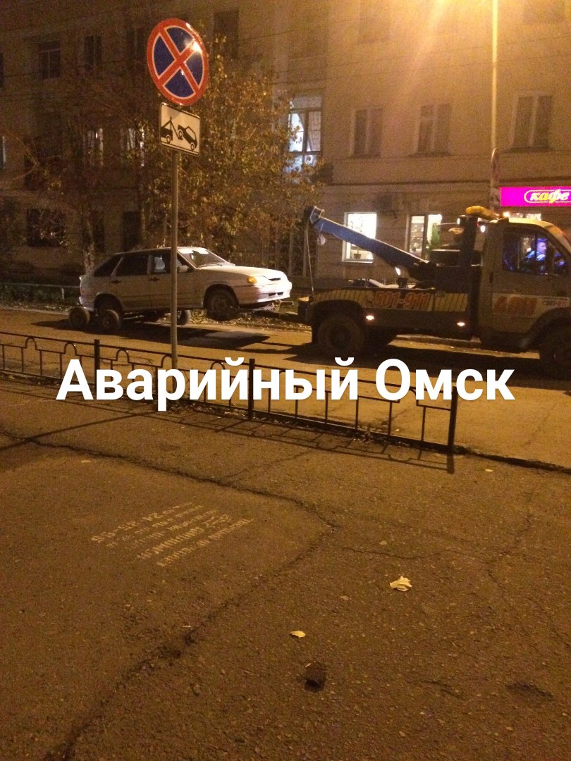 В Омске эвакуатор повредил машину, припаркованную на тротуаре