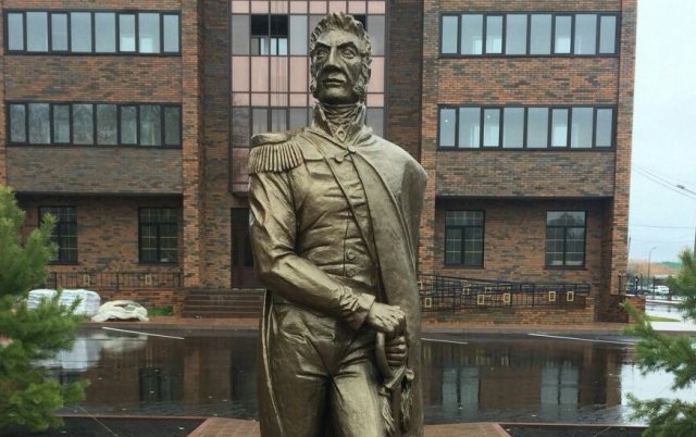 В Омске на улице Багратиона установили двухметровую статую полководца