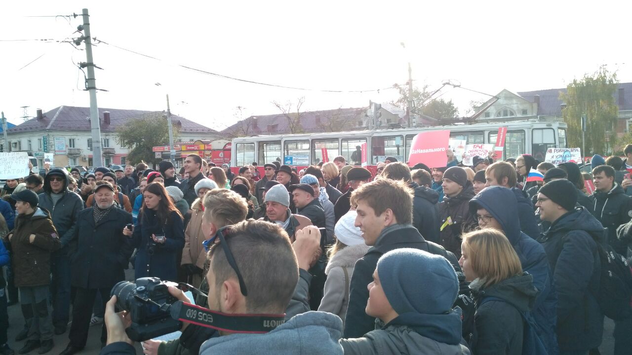 «Отвалите от Навального»: более 400 оппозиционных омичей собрались на «гуляние» в гайд-парке