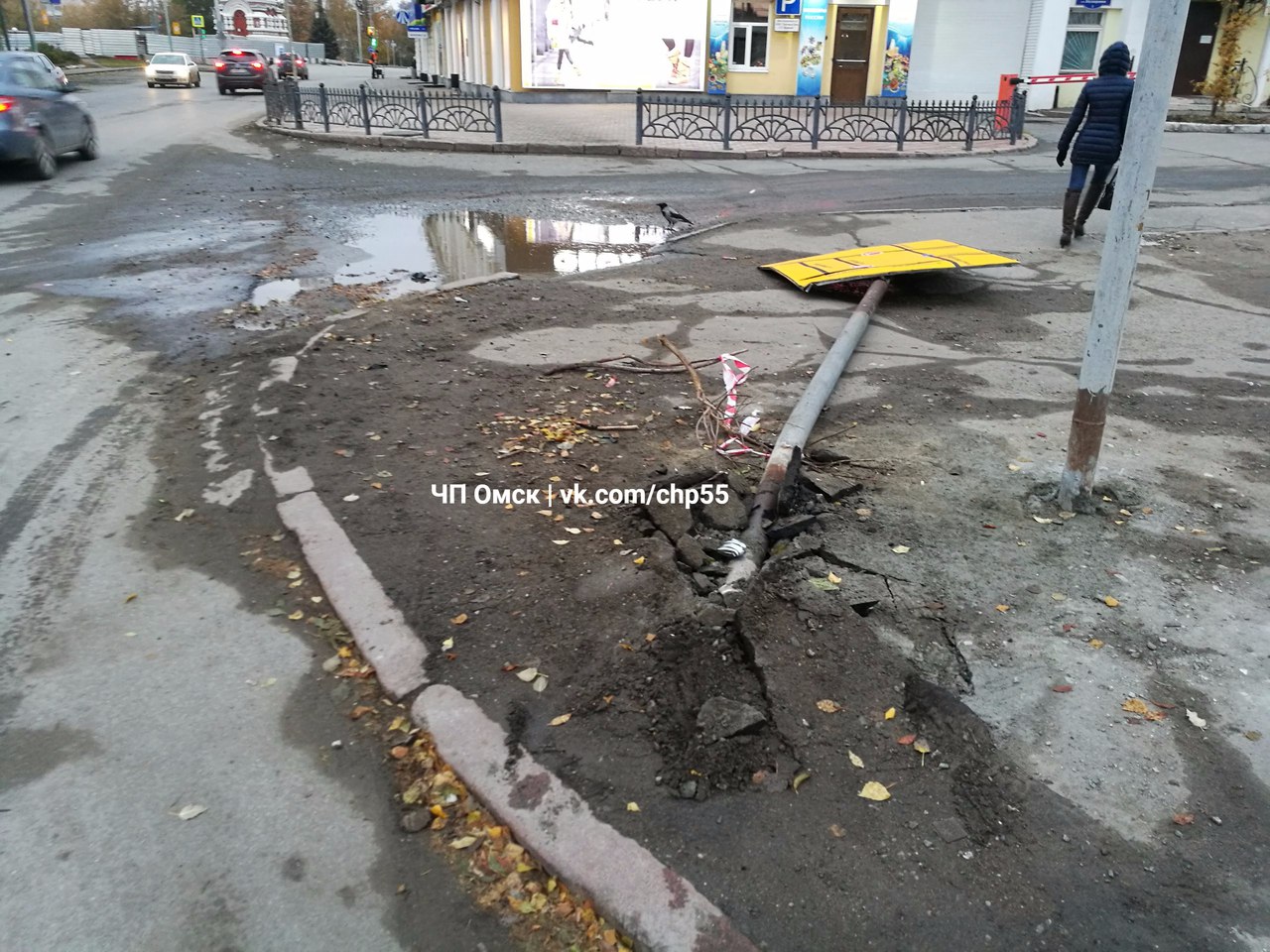 Омич сбил знак со схемой объезда Юбилейного моста, закрытого на капремонт