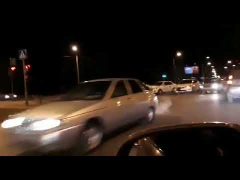 В Омске на Левобережье столкнулись два такси и отечественный авто