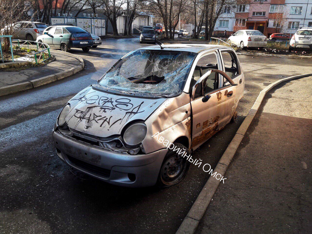 В Омске неизвестные уничтожили припаркованный на проезжей части Daewoo Matiz