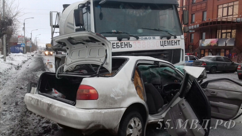 В Омске на Демьяна Бедного водитель и пассажир легковушки погибли под бетономешалкой