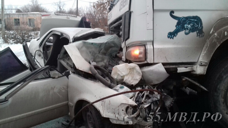 В Омске на Демьяна Бедного водитель и пассажир легковушки погибли под бетономешалкой