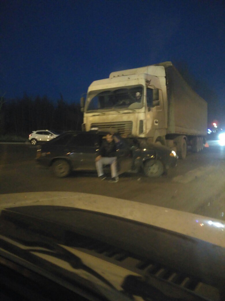 В Омске на перекрестке легковушка попала под фуру, водитель в состоянии шока