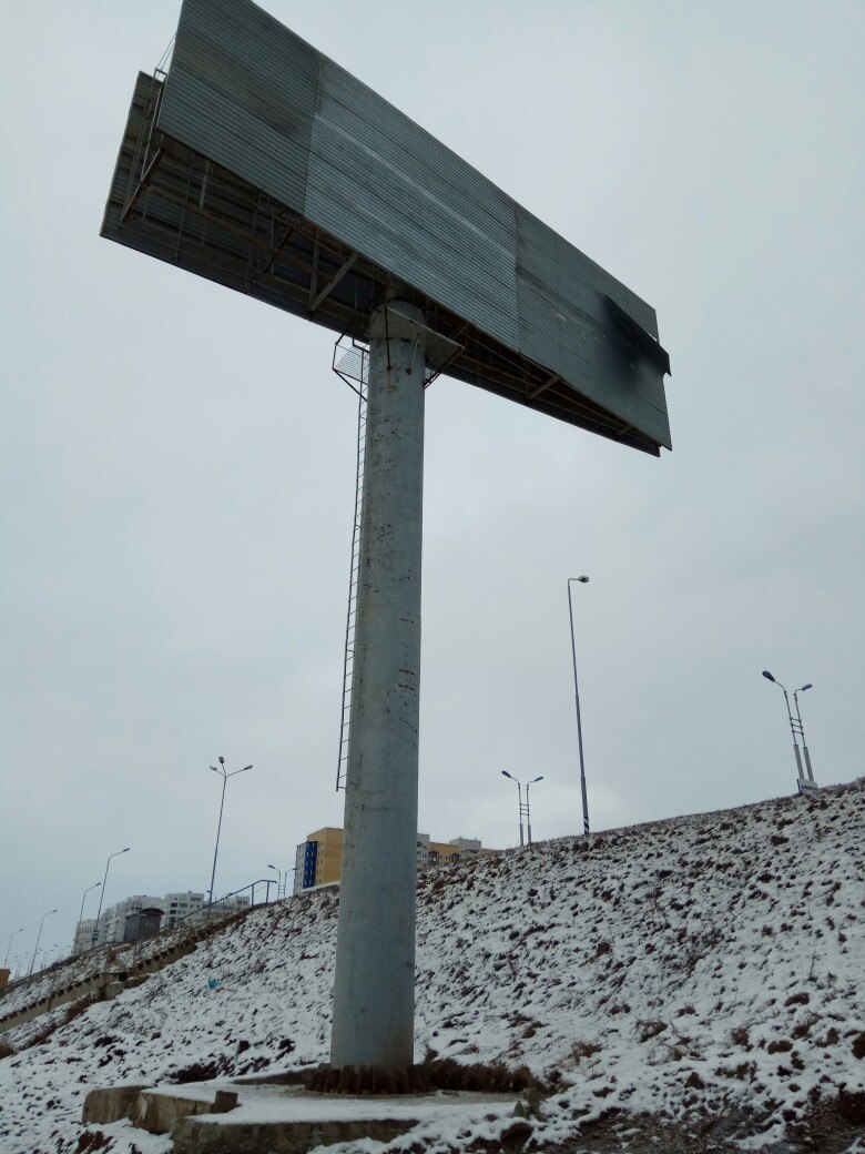 Омичка пожаловалась на разваливающийся рекламный щит возле Метромоста